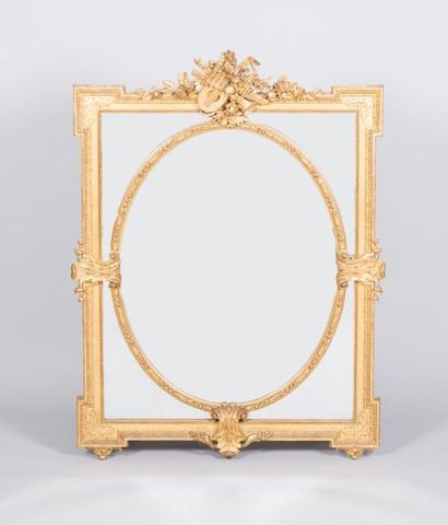 null Miroir en bois mouluré, sculpté et doré, le fronton à décor des attributs de...