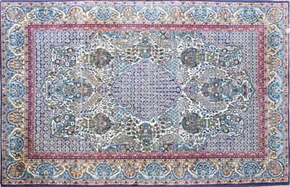 null GHOUM - Iran vers 1965/70

Tapis en laine à décor d'un médaillon chantourné...