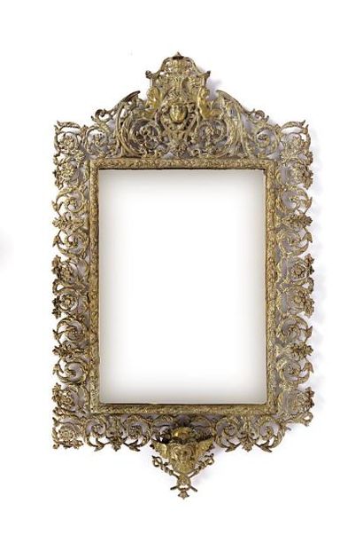 null Miroir biseauté de forme rectangulaire, la monture en bronze à décor ajouré...