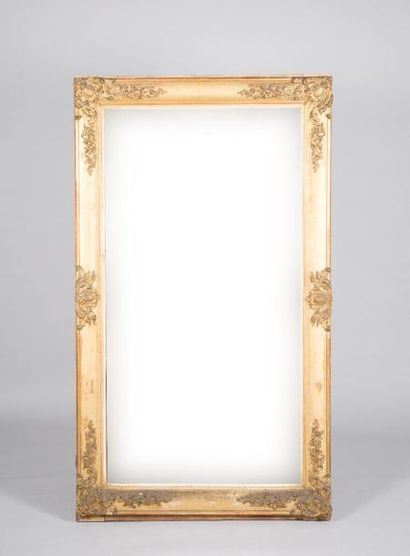 null Miroir de forme rectangulaire en bois et stuc mouluré, sculpté et doré à décor...