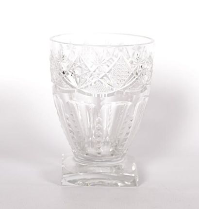 null BACCARAT 

Vase en cristal la panse à décor de godrons dentelés dans sa partie...