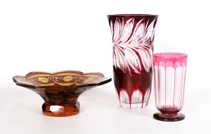 null Deux vases en cristal de Bohème teinté rouge, l'un la panse à décor d'une frise...