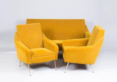 null Mobilier de salon en velours jaune comprenant un canapé et deux fauteuils, le...
