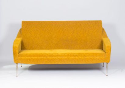 null Mobilier de salon en velours jaune comprenant un canapé et deux fauteuils, le...