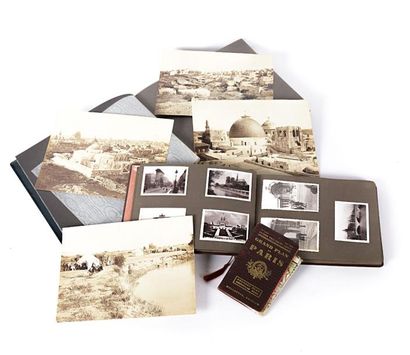 null Lot comprenant un album de photographies en noir et blanc (19 x 25,5 cm) telles...