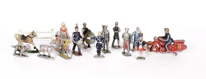 null Lot de quinze figurines miniatures en métal peint représentant des soldats,...