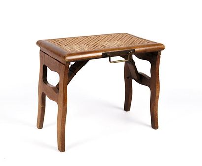 null Petit tabouret portatif et pliable en bois naturel, l'assise cannée, la poignée...