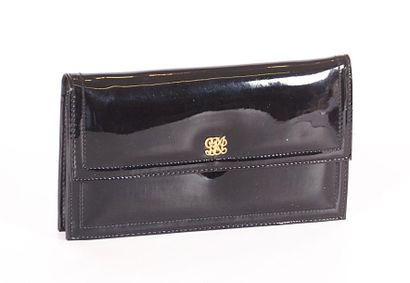 null Pochette en plastique verni noir monogrammée 

(état d'usage, bon état général)

Haut....