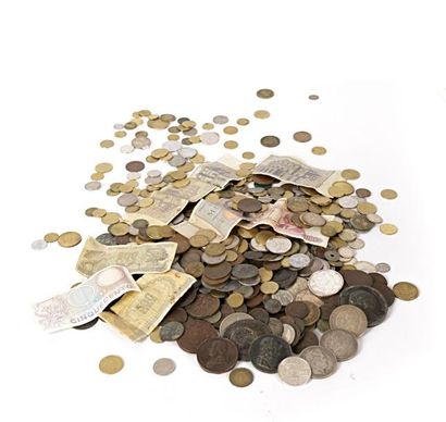 null Important lot de pièces de monnaie en argent et autre métal comprenant essentiellement...