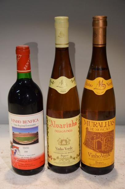 null Lot de 3 blles de vin portugais comprenant :		

1 Blle	VINHO VERDE ALVARINHO...