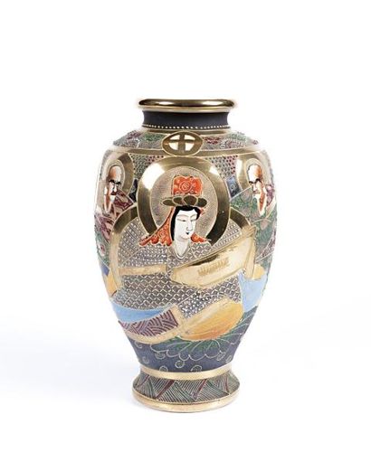 JAPON 
Vase de forme balustre en faïence...
