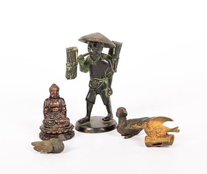 null Lot comprenant cinq sujets en bronze dont un chinois porteur de fagots (Haut....