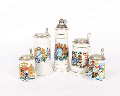 null Lot de cinq chopes à bière en porcelaine à décor d'armoiries et une de chasseurs....