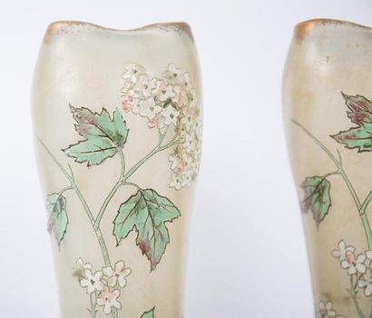 null Paire de vases en verre, la panse à décor en émaux polychromes de branches de...