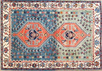 null IRAN - CHIRAZ 

Tapis en laine à décor de deux médaillons rouilles sur fond...