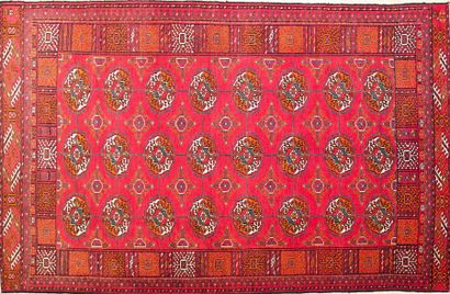 null IRAN - BELOUTCH

Tapis en laine à décor de güls sur fond rouge

188 x 123 c...