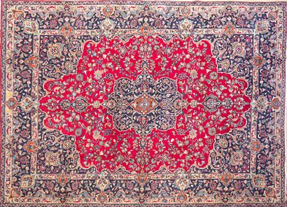 null IRAN - MECHED

Tapis en laine à décor d'un médaillon de rinceaux sur fond rouge...