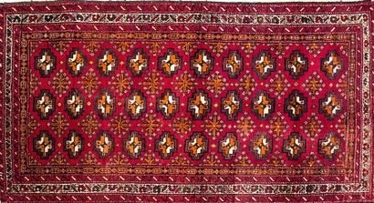 null IRAN - BALOCH

Tapis en laine à décor de médaillons sur fond rouge

176 x 93...