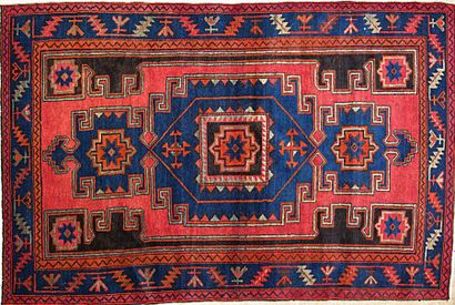 null IRAN - ZANGHAN

Tapis en laine à décor d'un médaillon bleu à motifs géométriques...