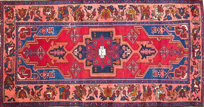 null IRAN - KAMSEH

Tapis en laine à décor de médaillons sur fond rouge

201 x 102...