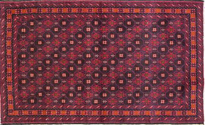 null IRAN - BELOUTCH

Tapis en laine à décor de semis de fleurs

163 x 101 cm