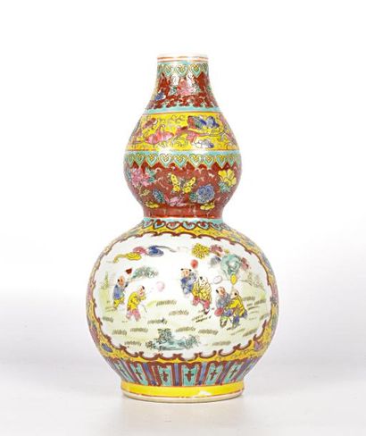 null CHINE

Vase de forme double gourde en porcelaine à décor de cartouches sur fond...