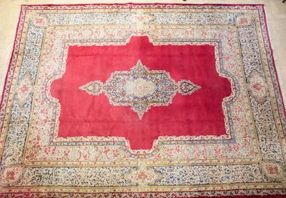 null KIRMAN YEZD - IRAN

Tapis en laine à médaillon central à motifs floraux sur...