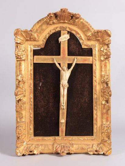 null Crucifix en ivoire reposant sur une croix en bois doré contrecollée sur velours

Le...