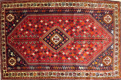 null IRAN - GACHEGHAIE

Tapis en laine à décor d'un médaillon losangique bleu sur...