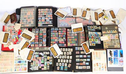 Lot comprenant sept albums de timbres oblitérés,...