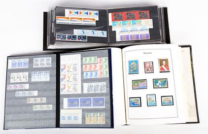 null Lot de trois albums de timbres non oblitérés tels que Monaco et France
(non...