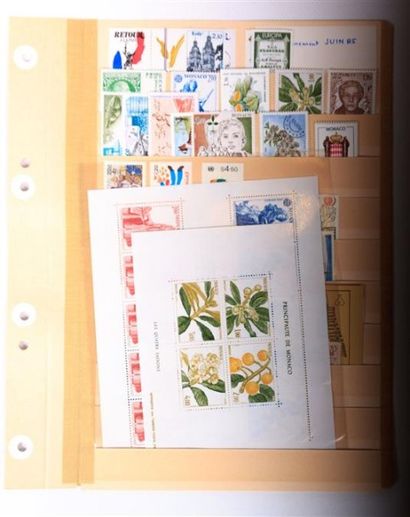 null A TRIER un lot de de timbres des cinq continents, période moderne. Etat très...