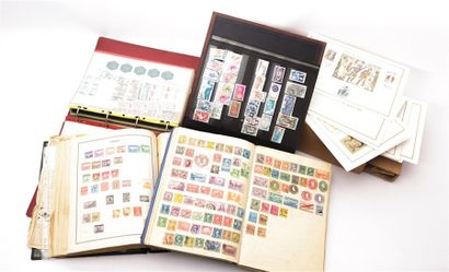 null Lot comprenant quatre albums de timbres anciens ou modernes et un important...