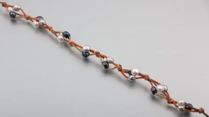 null Collier de trois fils de suédine beige, orangé et marron soutenant huit grappes...