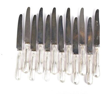 null Douze couteaux de table, les manches en métal argenté de forme violonée ornés...