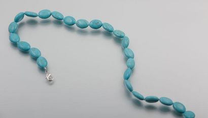 null Collier de perles de turquoise reconstituées de forme olive
Long. : 44 cm e...