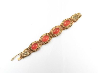 null ASIE
Bracelet articulé en argent doré orné de cabochons orange
Diam. : 5,5 cm...