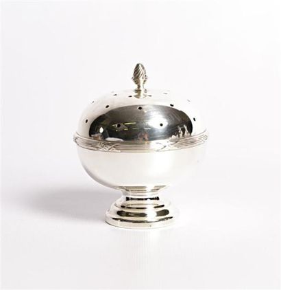 null Boule à parfum en argent posant sur un socle piédouche, la panse ourlé d'une...