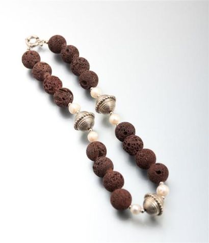 null Collier d'inspiration ethnique composé de pierres de lave, perles en toupie...