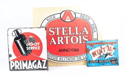null Lot de trois panneaux publicitaires : un panneau Stella Artois en plastique...
