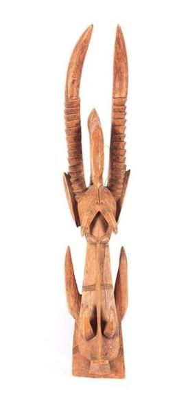 null NORD OUEST AFRIQUE 
Important masque zoomorphe en bois naturel sculpté figurant...