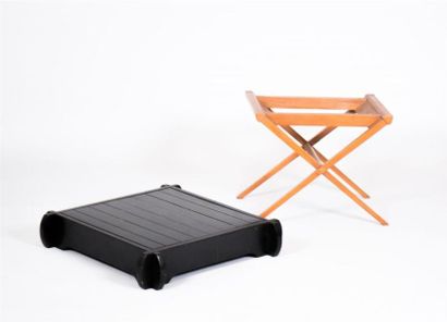 null Table basse de forme carrée en bois laqué noir à quatre cotés, le plateau à...