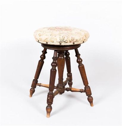 null Tabouret de piano en bois naturel, il repose sur quatre pieds tournés. L'assise...