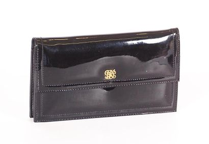 null Pochette en plastique vernie noir monogrammée 
(état d'usage, bon état général)
Haut....