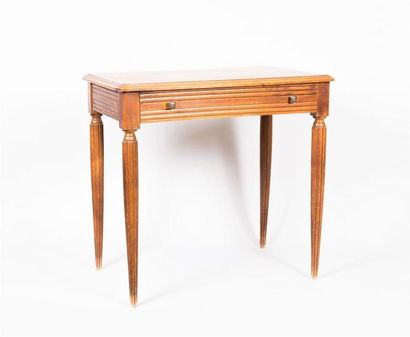 null Table de forme rectangulaire en bois naturel mouluré, elle ouvre par un tiroir...