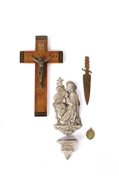 null Lot comprenant un crucifix en bois de placage (Haut. : 30,5 cm), un bénitier...