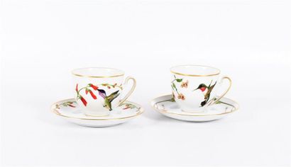 null Deux tasses à thé en porcelaine blanche à décor polychrome d'oiseaux et fleurs...