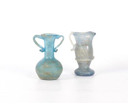 null Lot comprenant un vase de fouille à deux anses en verre teinté bleu (usures...