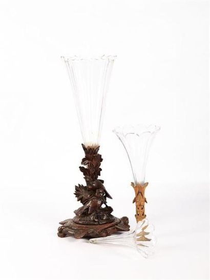 null Lot comprenant un vase de forme cornet en verre, la bordure échancrée, la base...