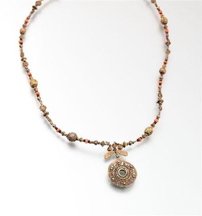 null Collier en métal et perles de corail soutenant un pendentif à décor filigra...